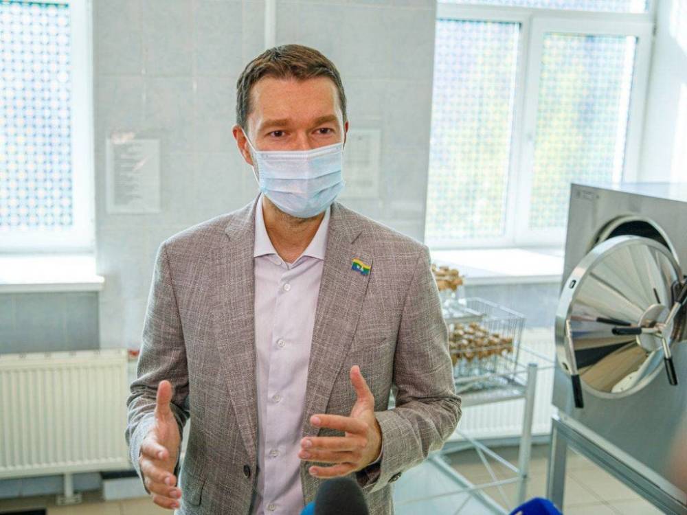 Алексей Вихарев подарил паровой стерилизатор горбольнице №14