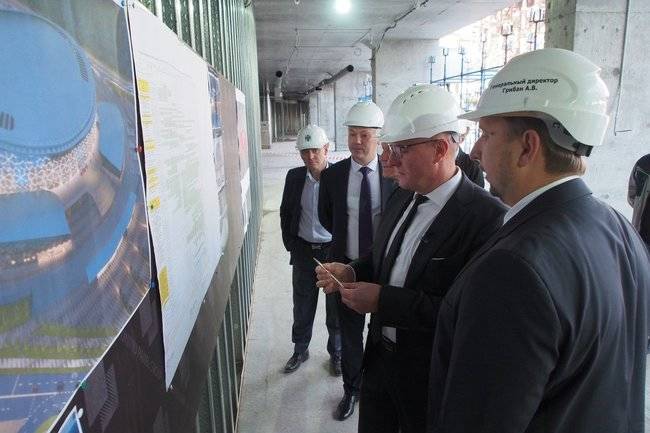Вице-премьер Дмитрий Чернышенко проинспектировал ход строительства ледовой арены в Новосибирске к МЧМ-2023 по хоккею