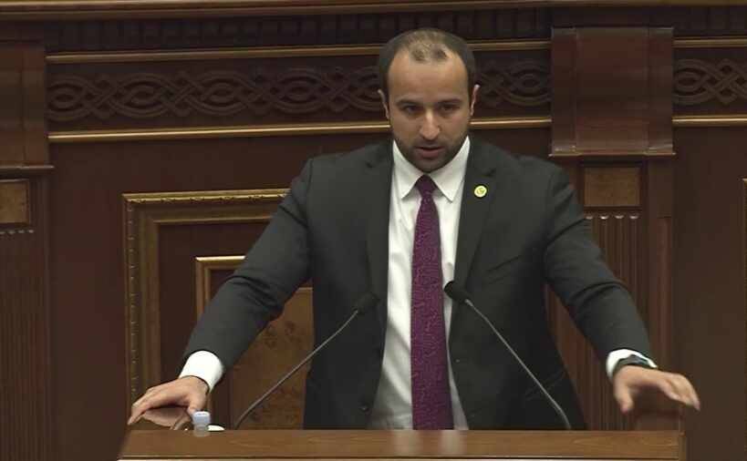 Армянская депутата забросали бутылками за обвинения в адрес бывшего министра обороны