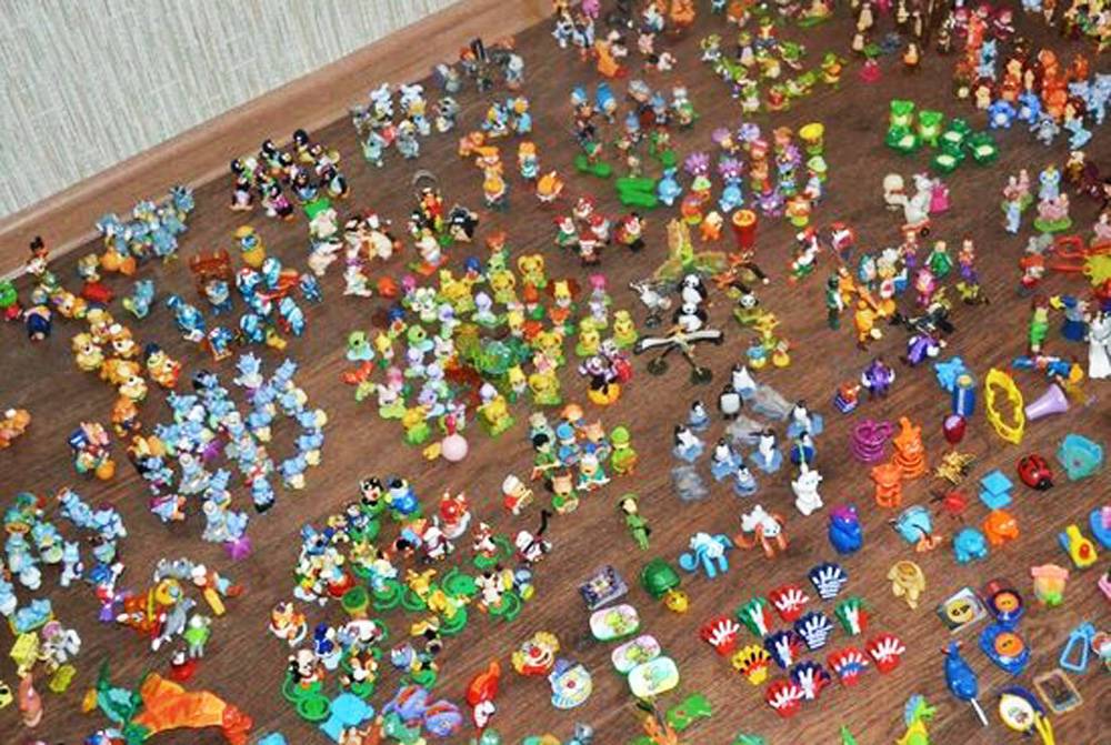 Коллекцию игрушек из Kinder, собранную в 90-е, выставили на продажу
