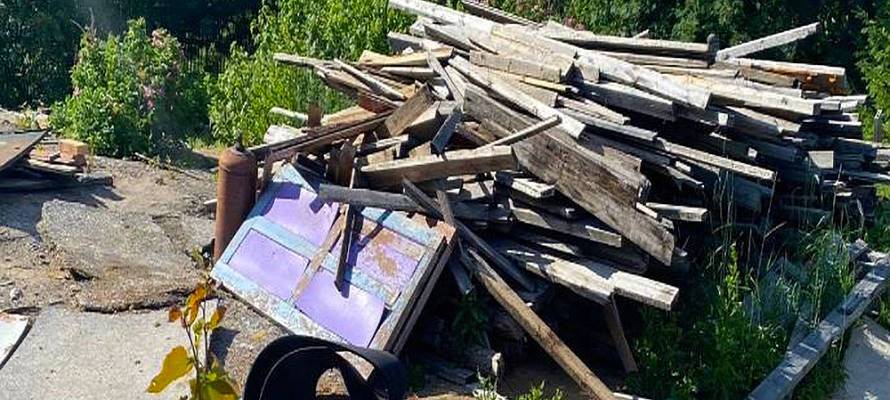 Чиновники посоветовали властям района Карелии пустить снесенные аварийные дома на дрова