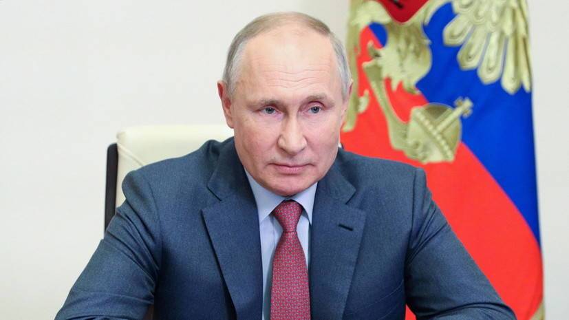 Путин поддержал идею ввести в школах традицию поднимать флаг России