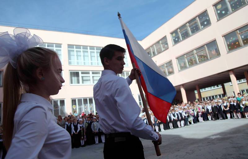 Путин поддержал идею установить традицию поднятия флага в школах