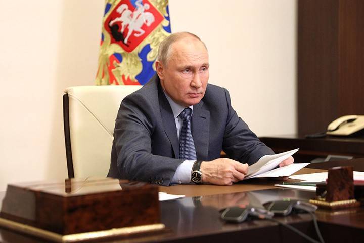 Путин предложил не применять слово «услуга» по отношению к труду учителей