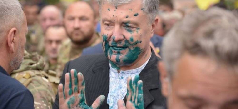 Политолог не понимает, почему Порошенко лишь раз облили зеленкой