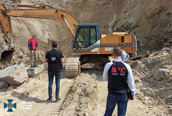 СБУ в Ровенской области блокировала схему незаконной добычи базальта