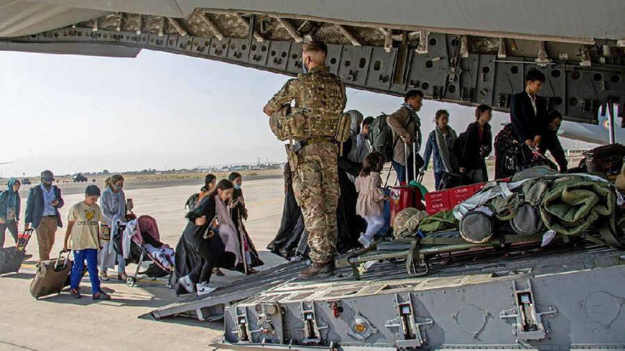 Два самолета МО России доставили в Киргизию граждан страны, эвакуированных из Афганистана