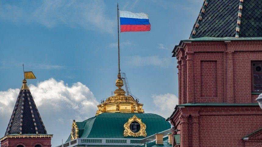 Путин поддержал идею ввести в школах традицию поднимать государственный флаг