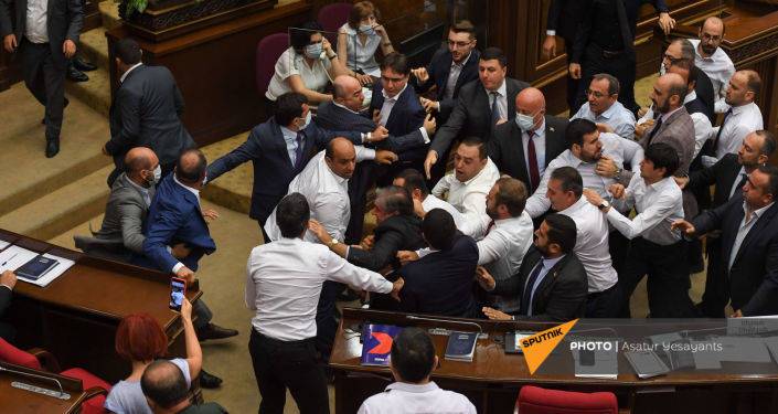 Политический кризис в Армении лишь усугубится – политтехнолог о стычках в парламенте