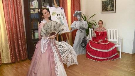 В Литературном музее открылась выставка моды XIX века