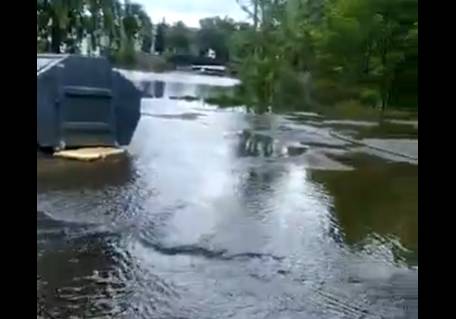 Видео: в Колпинском районе Петербурга прорвало старую плотину