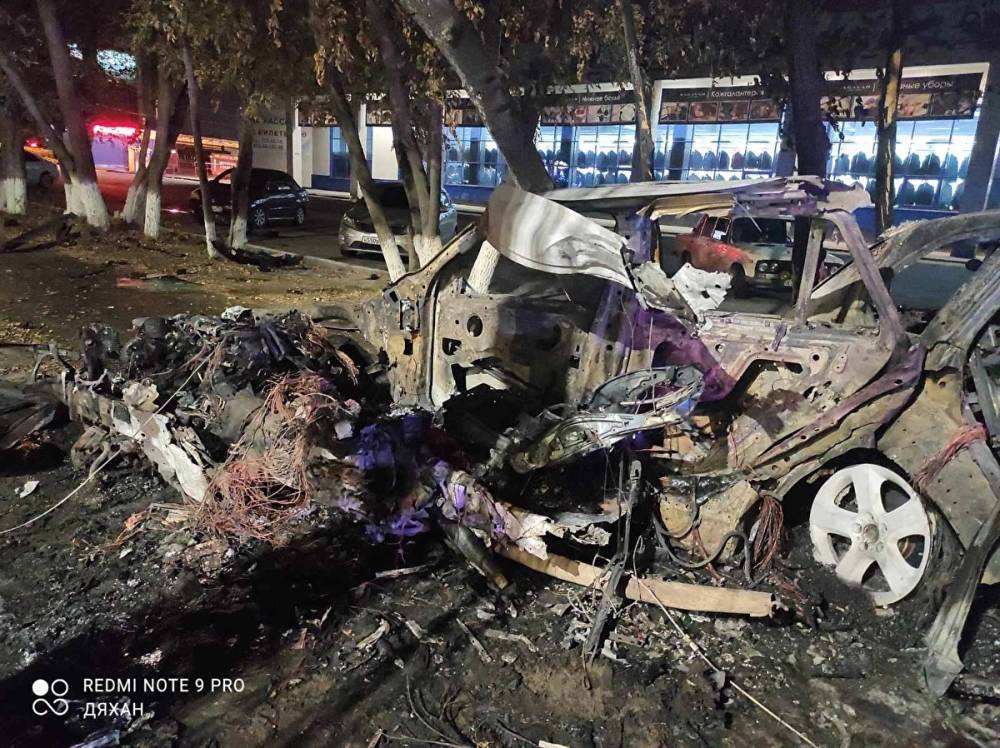 В Челябинске BMW X5 на огромной скорости влетел в столб. Машина сгорела, водитель погиб