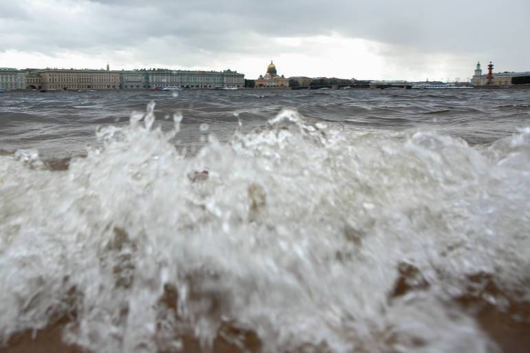 МЧС предупреждает петербуржцев о сильном ветре и волнах в Финском заливе