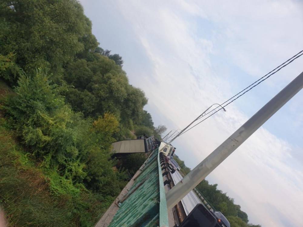В Липецке фура упала с моста. Видео