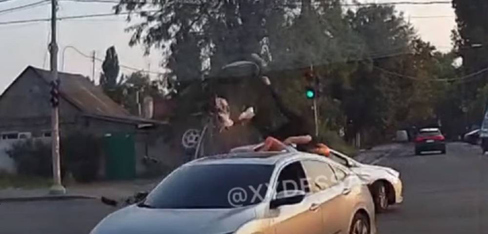 Подростки разбились в ДТП, видео: "перелетели над машиной и упали на землю"