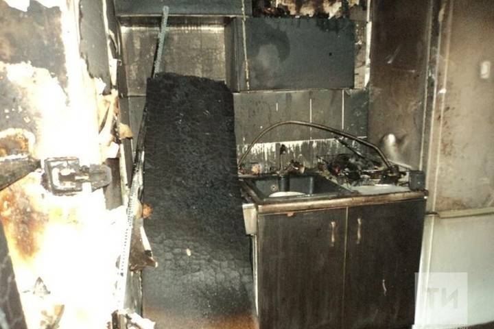 В ночном пожаре в казанской многоэтажке спасли трех человек