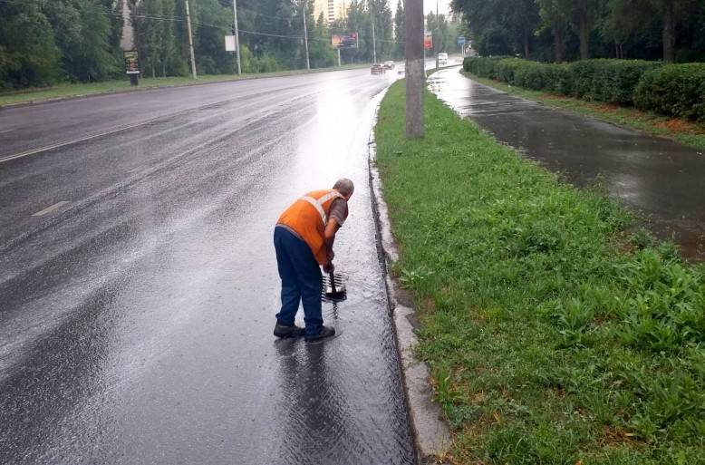 Городские службы готовятся чистить ливневки в случае сильного дождя