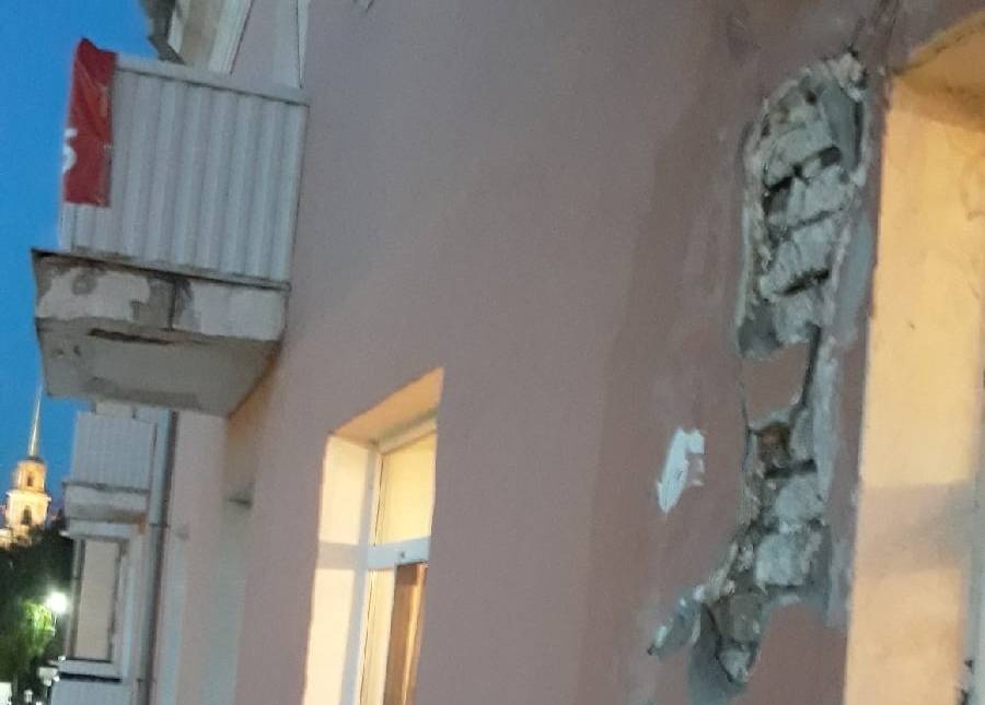 С фасада дома в центре Рязани падают кирпичи — соцсети