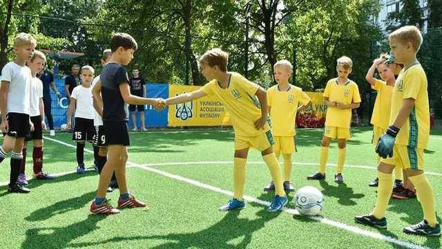 Для мальчиков с Троещины, которые пели гимн перед матчем, построили новое футбольное поле
