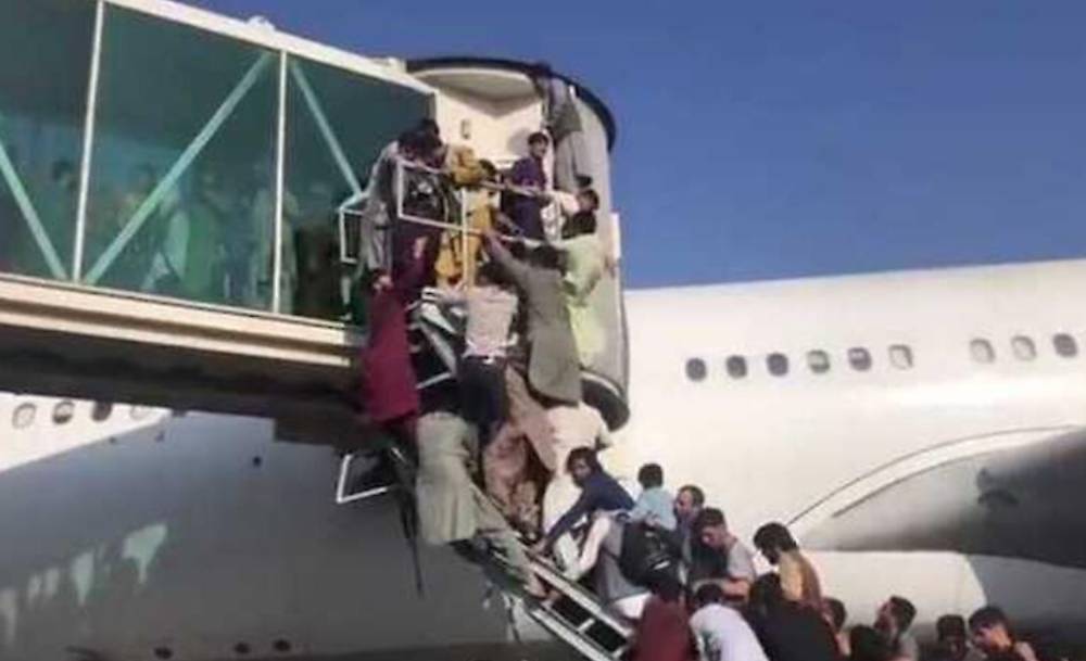 Угроза теракта в аэропорту Кабула: людей просят укрыться в безопасном месте