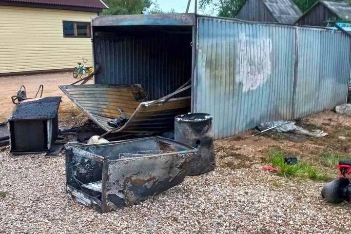 В Смоленской области пожарные дважды тушили горящие гаражи