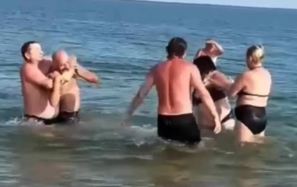 В Бердянске отдыхающие подрались из-за медуз