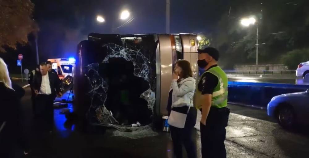 Разбитое вдребезги стекло и стертая краска: в Киеве перевернулся автобус с пассажирами, фото