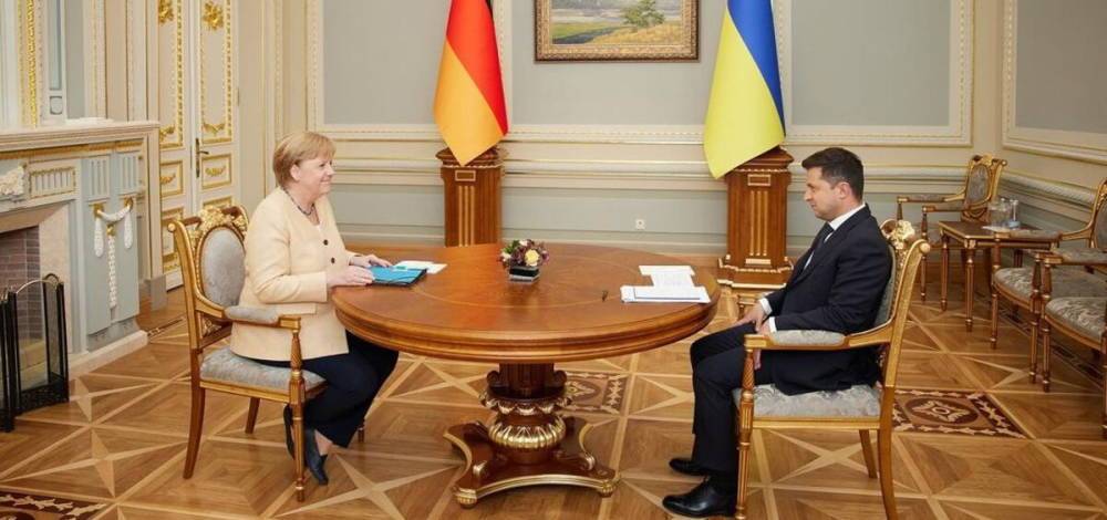 Киевский дипломат обвинил Меркель в попытке подкупа Зеленского