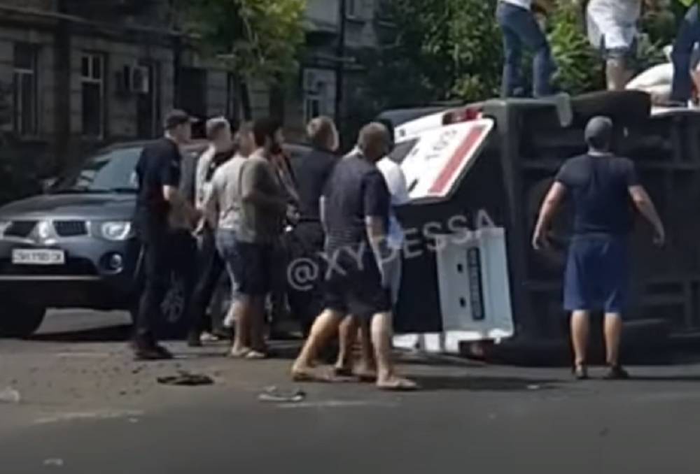 Джип протаранил скорую в Одессе, медиков доставали из салона: появилось видео