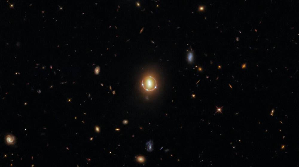 Хаббл заснял кольцо Эйнштейна из искривленного света квазара