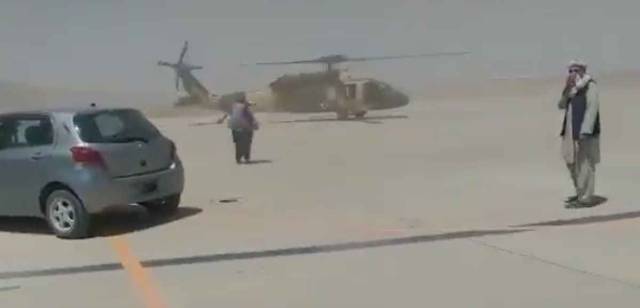 В сети появилось видео, как талибы проводят «тест-драйв» захваченного вертолета Blackhawk