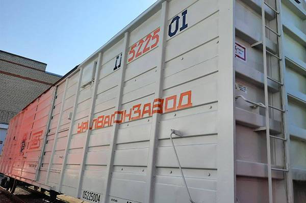 "Уралвагонзавод" представил свою новую разработку - крытый вагон с раздвижными дверями