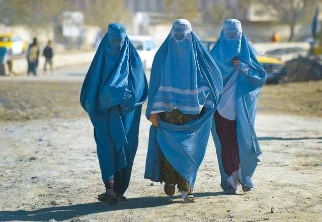 Талибы призвали женщин сидеть дома до тех пор, пока боевики не научатся их уважать