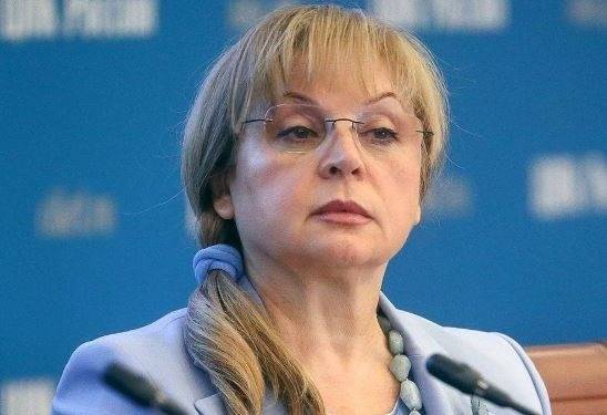 Главе ЦИК Элле Памфиловой подарили метлу для «обеспечения чистоты выборов»