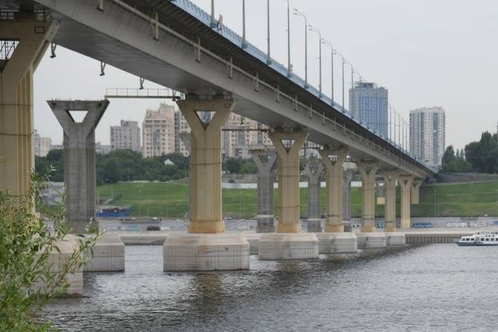 В Волгограде нашли тело мужчины в реке под мостом напротив стадиона