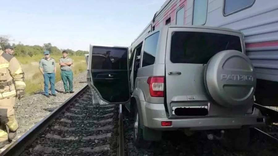 Три человека погибли при столкновении машины и поезда под Саратовом