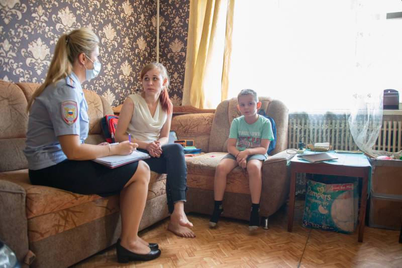 Детям из малообеспеченных семей в Воронеже общественники и полицейские помогли собраться в школу