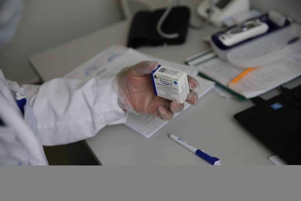 В Петербург привезли 65 тысяч комплектов доз вакцины «Спутник V»