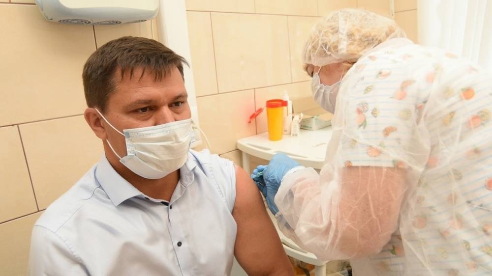 Более половины петербургских педагогов получили оба компонента вакцины