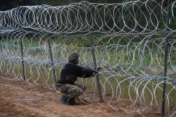 Польша строит забор, чтобы остановить мигрантов: за сутки взвели 3 км