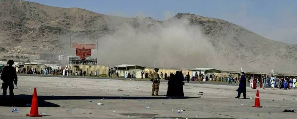Число погибших при взрывах у аэропорта Кабула возросло до 90
