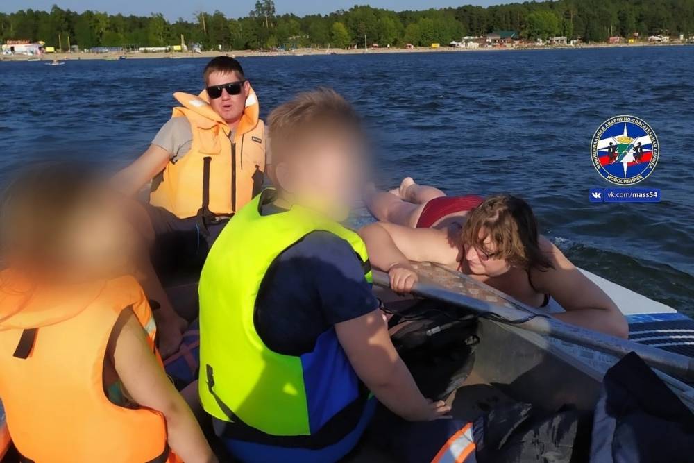 Женщина с двумя детьми и доской застряла в Обском море из-за сильных волн в Новосибирске