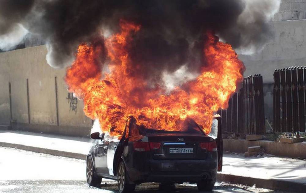 Водитель спит — машина горит: в Санкт-Петербурге потушили горящий автомобиль с водителем внутри