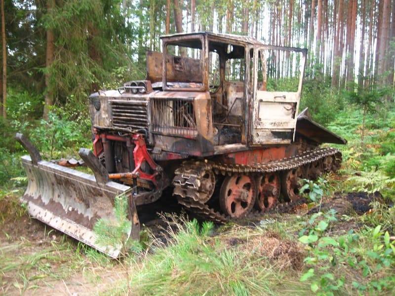 В смоленском лесу сгорел трактор