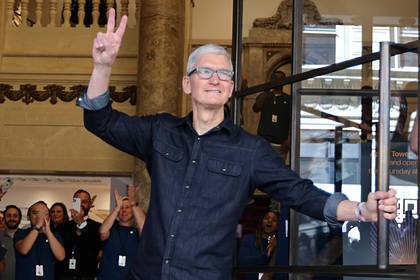 Глава Apple получил акции компании на сотни миллионов долларов