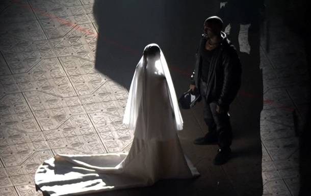 Ким Кардашьян появилась на шоу Канье Уэста в свадебном платье