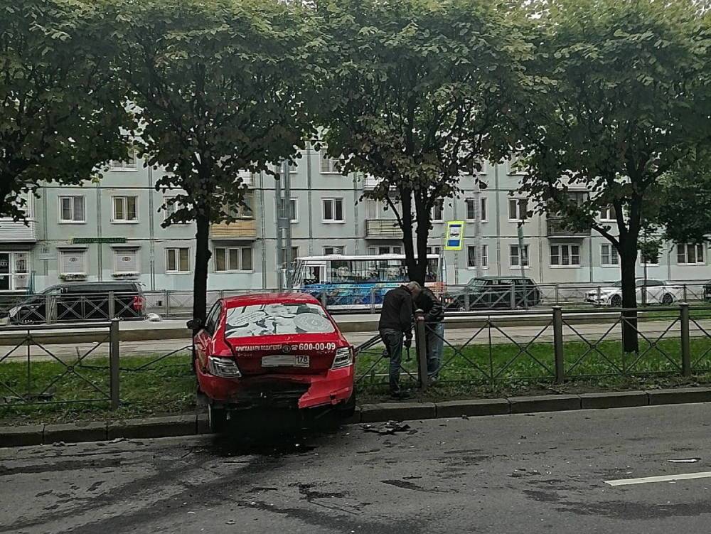 На Новочеркасском проспекте такси въехало в забор из-за иномарки