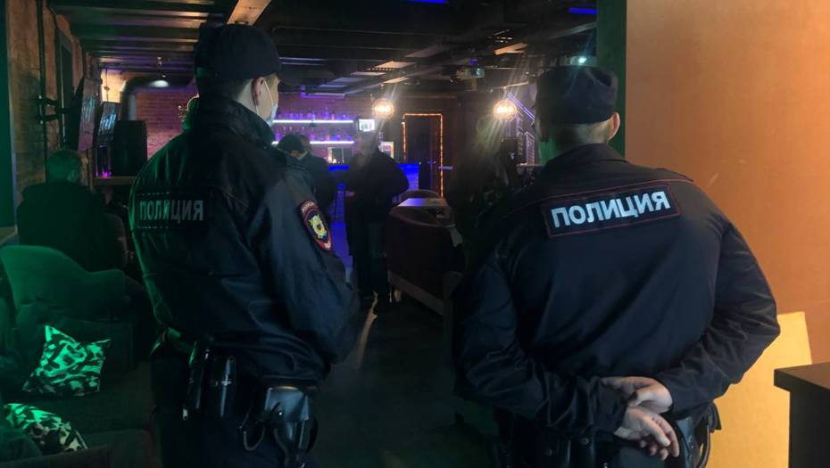 Полиция выявила нарушения во время рейда по барам в центре Петербурга