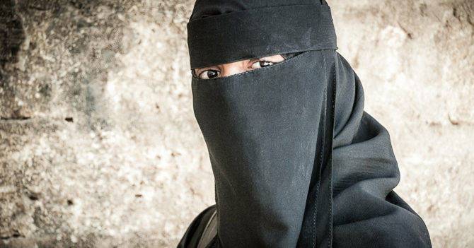 Талибан запрещает женщинам Афганистана путешествовать без проводника