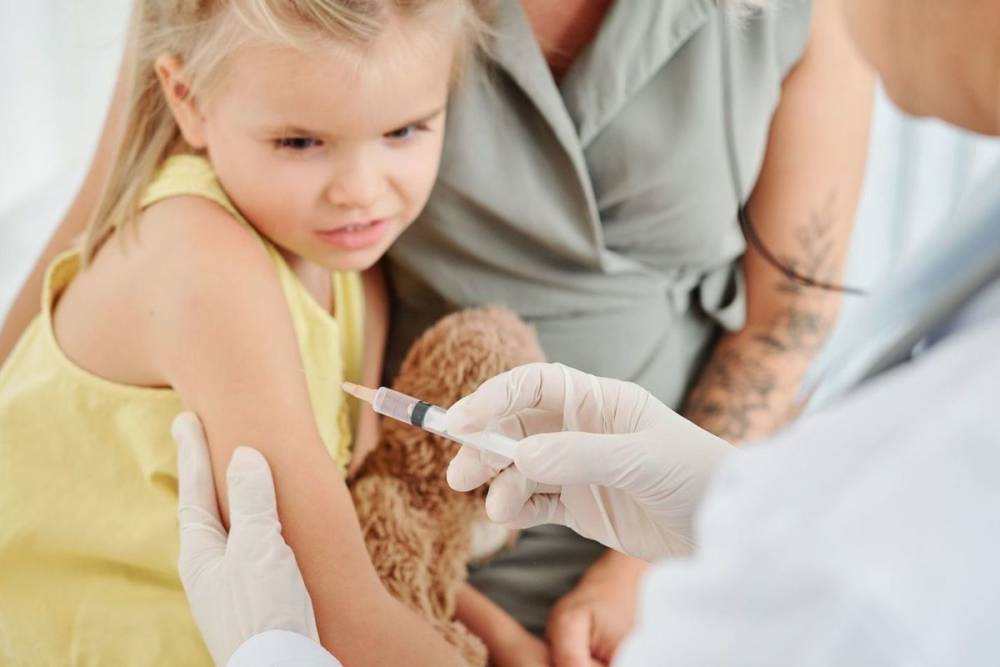 Прививка от коронавируса детям: с какого возраста можно проходить вакцинацию